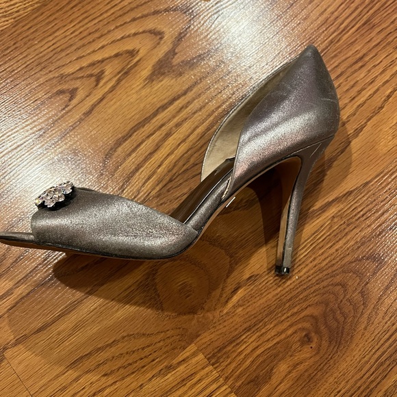 Badgley Mischka silver/ gray heels in size 7 - Picture 6 of 9